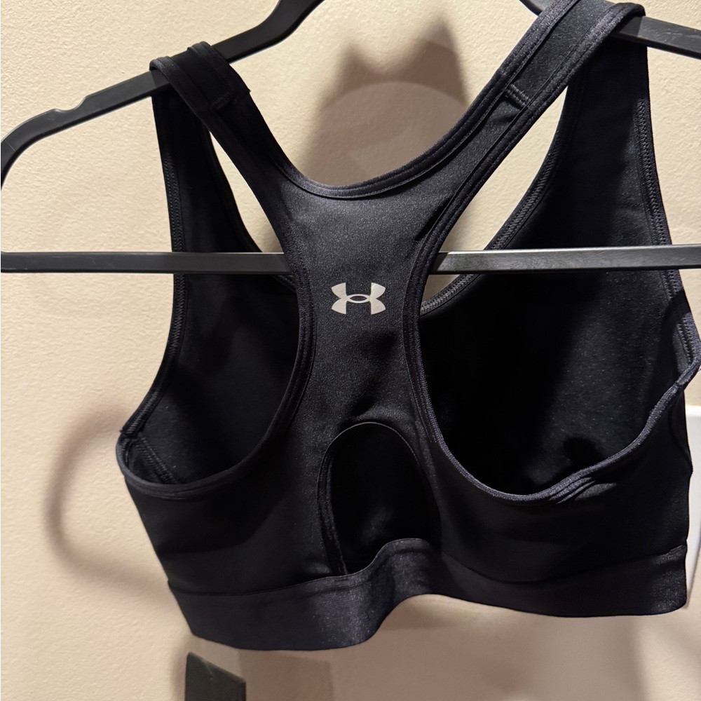 Under Armour Women's Medium support Keyhole Wireless Sports Bra Size Med Black - Picture 2 of 7